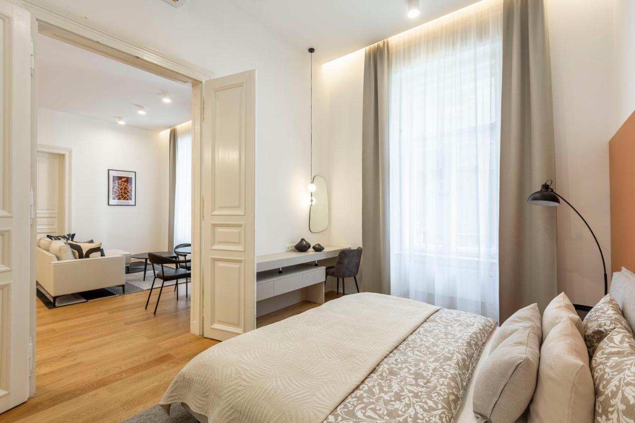Luxurious Minimalist Residence With Sauna By Prestige Homes Budapest Extérieur photo