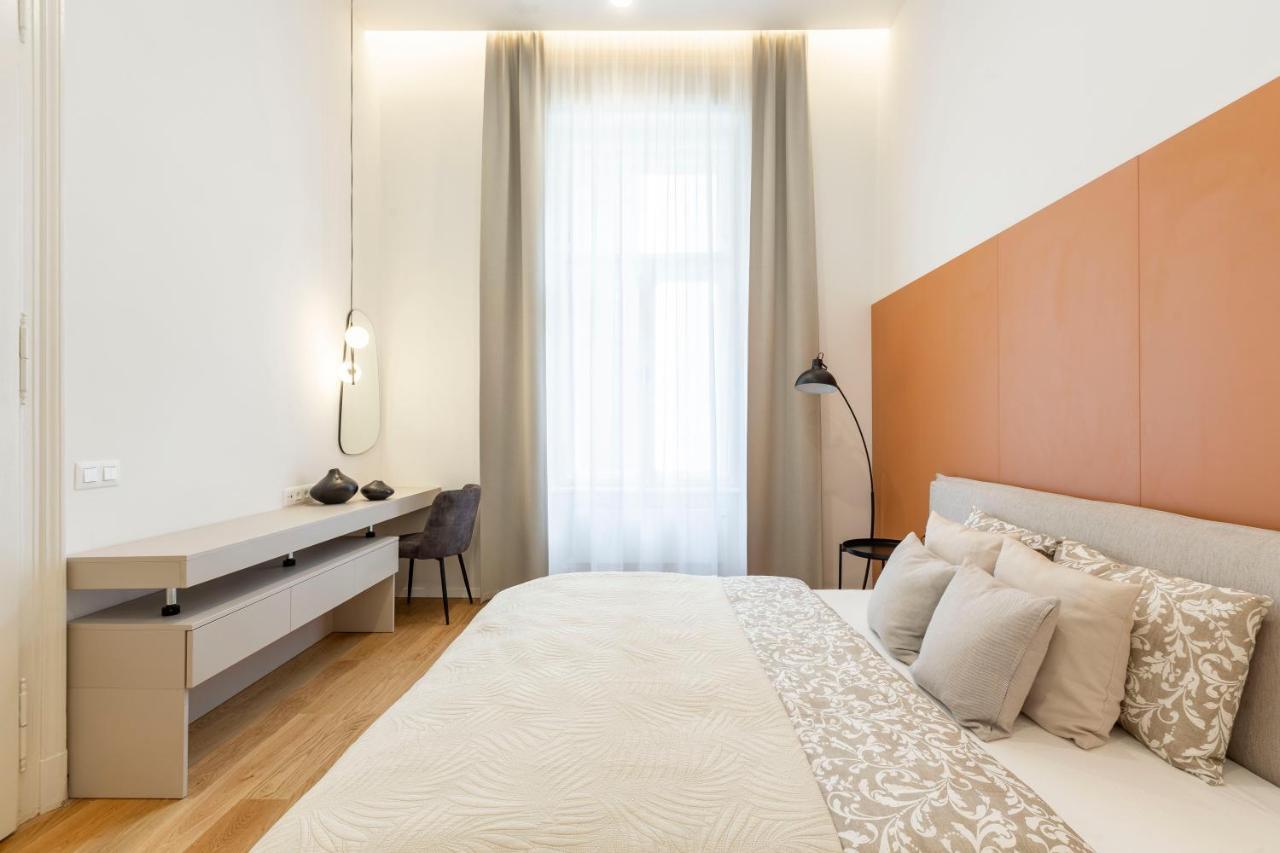 Luxurious Minimalist Residence With Sauna By Prestige Homes Budapest Extérieur photo