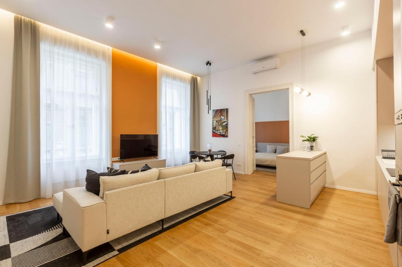 Luxurious Minimalist Residence With Sauna By Prestige Homes Budapest Extérieur photo