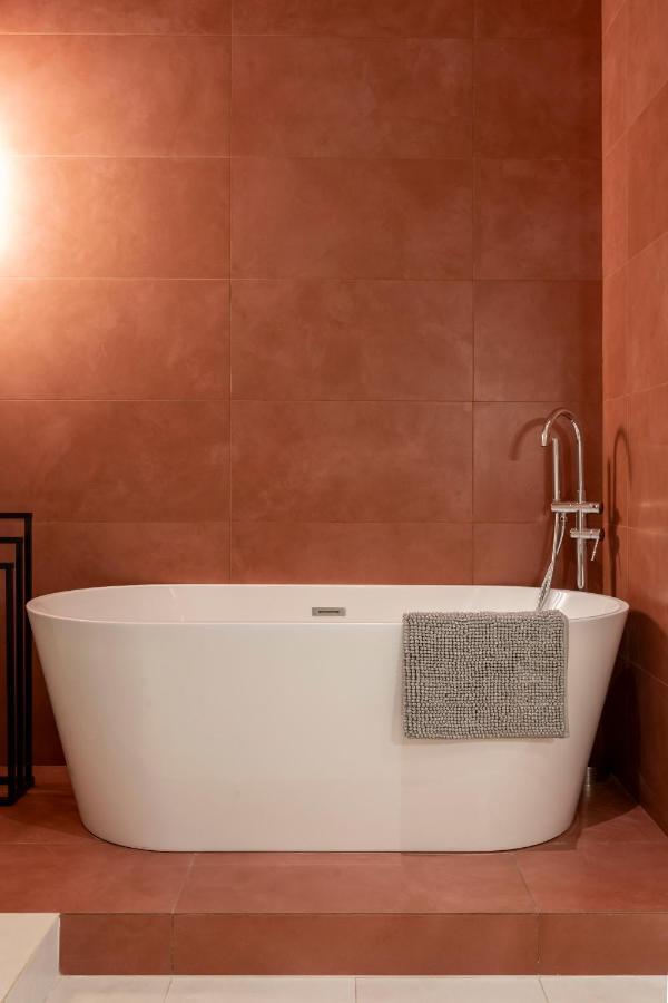 Luxurious Minimalist Residence With Sauna By Prestige Homes Budapest Extérieur photo